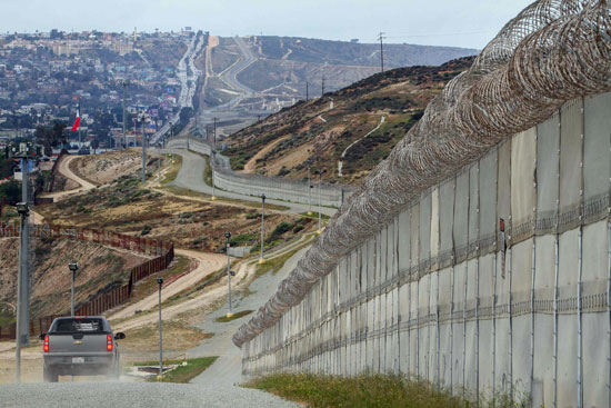 إجراءات أمنية مشدد على الشريط الحدودى بين أمريكا والمكسيك (18)