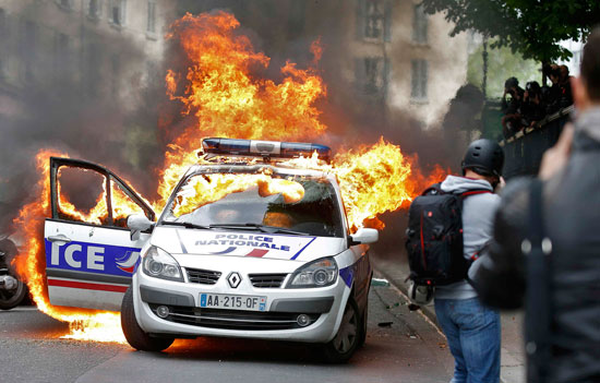 احراق سياره فرنسيه (2)