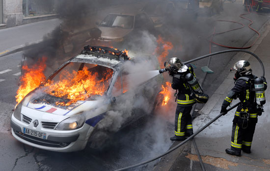 احراق سياره فرنسيه (11)