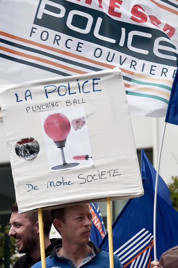 الشرطة الفرنسية تتظاهر (11)