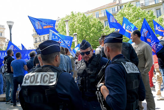الشرطة الفرنسية تتظاهر (9)