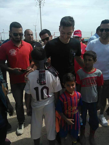  مسعود أوزيل مع أطفال سوريا فى الأردن (1)