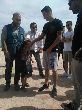 مسعود أوزيل مع أطفال سوريا فى الأردن (2)