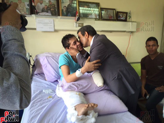 وفد من جامعة المنيا يزور مصابى الجيش بمستشفى المعادى العسكرى (3)