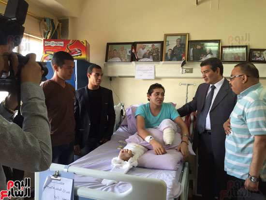 وفد من جامعة المنيا يزور مصابى الجيش بمستشفى المعادى العسكرى (5)