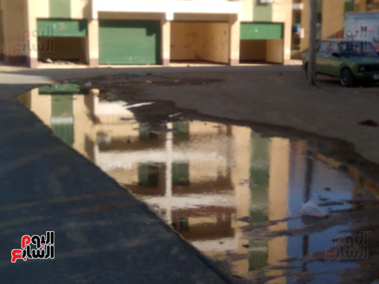 مياه الصرف تغرق شوارع حى 25 يناير بالخارجة  (1)