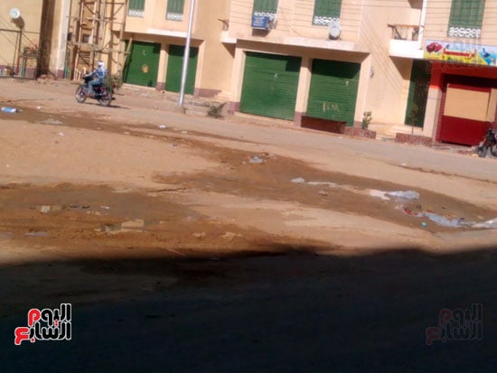 مياه الصرف تغرق شوارع حى 25 يناير بالخارجة  (2)