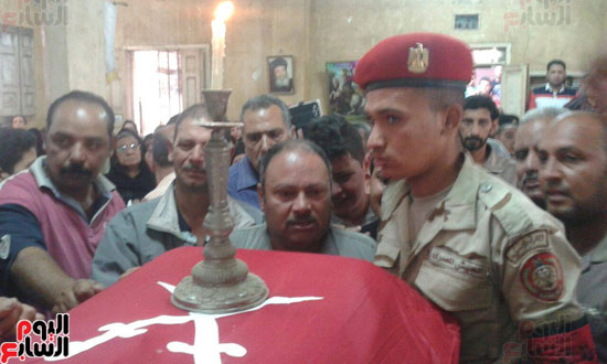 سكرتير عام محافظة المنوفية يتقدم جنازة شهيد الوطن بالعريش (5)
