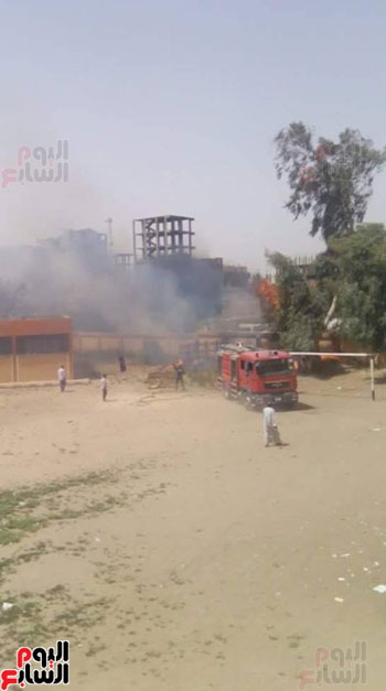السيطرة على حريق بأشجار مدرسة ثانوية فى إسنا (1)