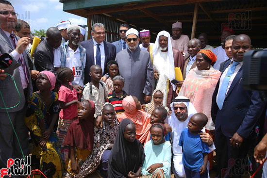 شيخ الأزهر يزور مخيم اللاجئين بالعاصمة النيجيرية أبوجا (5)