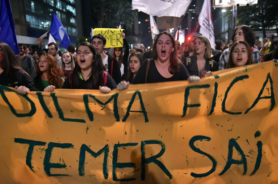 المئات يتظاهرون ضد رئيس البرازيل (1)