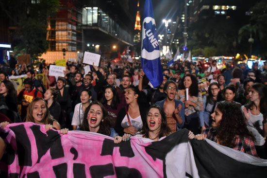 المئات يتظاهرون ضد رئيس البرازيل (2)