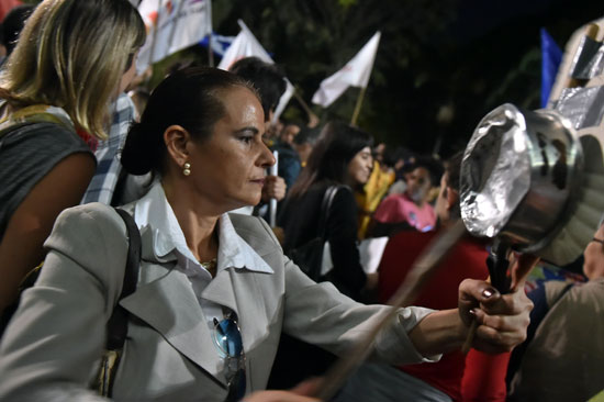 المئات يتظاهرون ضد رئيس البرازيل (3)