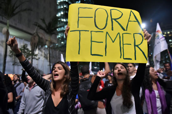 المئات يتظاهرون ضد رئيس البرازيل (5)