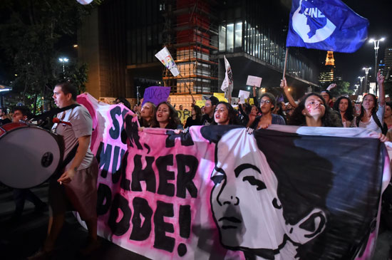 المئات يتظاهرون ضد رئيس البرازيل (6)