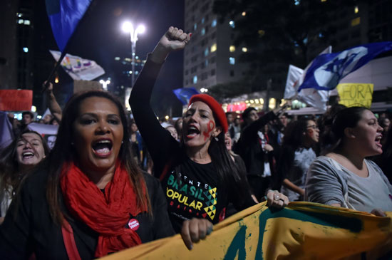 المئات يتظاهرون ضد رئيس البرازيل (7)