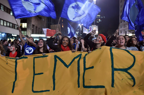 المئات يتظاهرون ضد رئيس البرازيل (10)