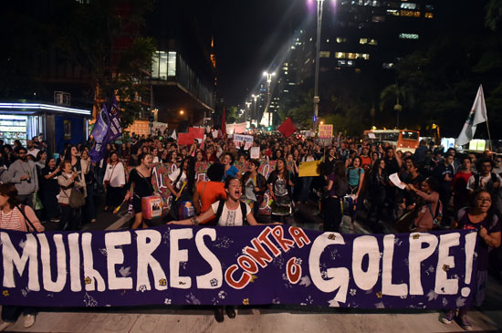 المئات يتظاهرون ضد رئيس البرازيل (11)