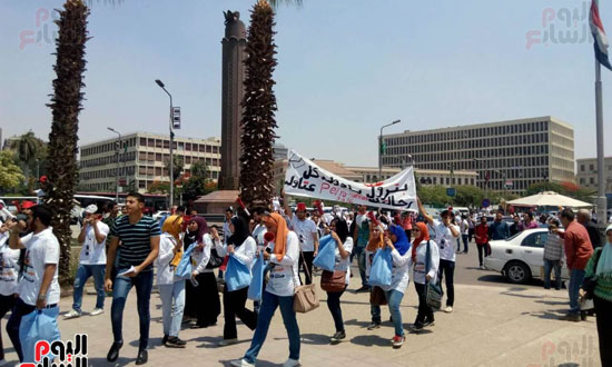 طلاب هندسة القاهرة يحتفلون بنهاية العام بإشعال الشماريخ (4)