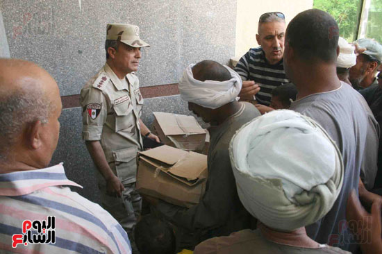 القوات المسلحة توزع مواد غذائية على المواطنين (1)