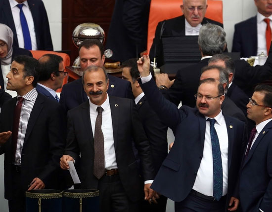 تصويت حاسم فى البرلمان التركى لرفع الحصانة عن نواب الأكراد (13)