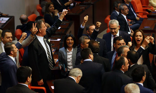 تصويت حاسم فى البرلمان التركى لرفع الحصانة عن نواب الأكراد (9)