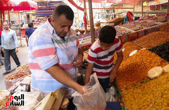 البلح يهزم ياميش رمضان بالقاضية بسبب جنون الأسعار (9)