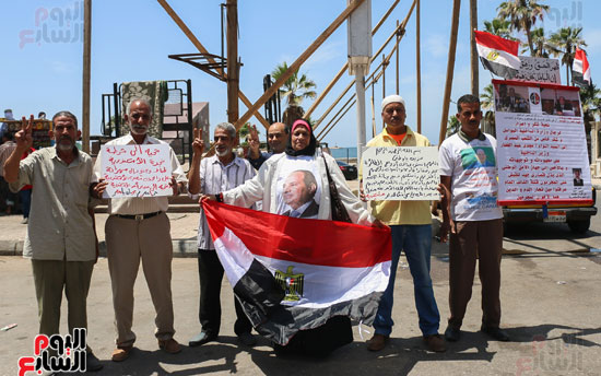 متظاهرو القائد إبراهيم ينعون ضحايا الطائرة المنكوبة (2)