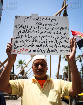 متظاهرو القائد إبراهيم ينعون ضحايا الطائرة المنكوبة (4)