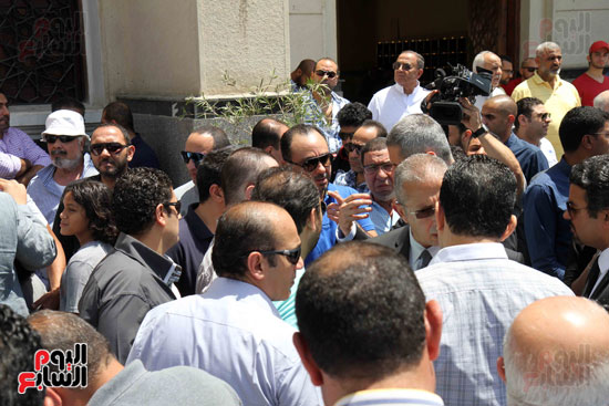  رئيس مصر للطيران يتلقى العزاء فى طاقم الطائرة بمسجد أبوبكر الصديق (2)