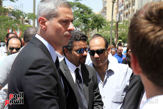  رئيس مصر للطيران يتلقى العزاء فى طاقم الطائرة بمسجد أبوبكر الصديق (15)