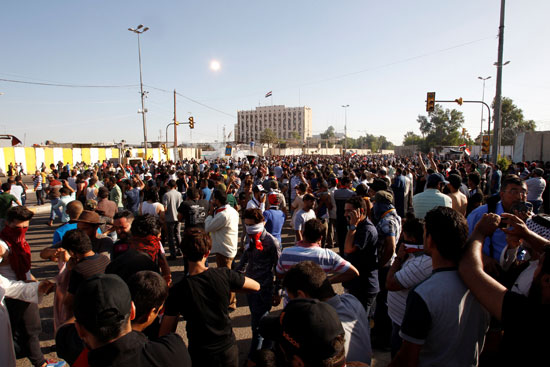  متظاهرون يقتحمون مجلس الوزراء العراقى (2)