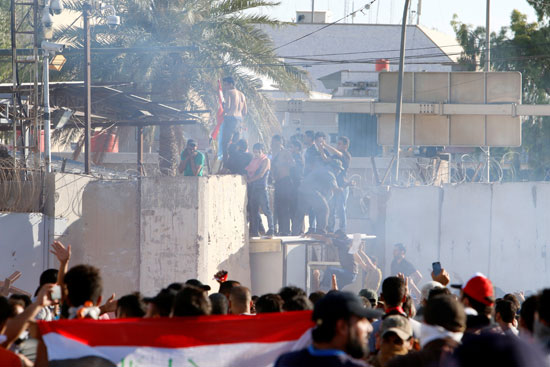  متظاهرون يقتحمون مجلس الوزراء العراقى (3)