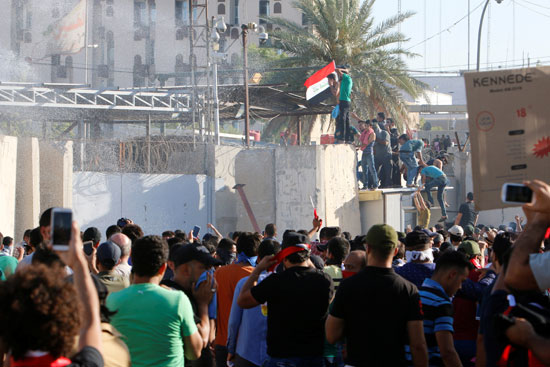  متظاهرون يقتحمون مجلس الوزراء العراقى (4)