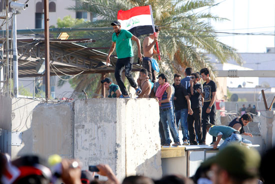  متظاهرون يقتحمون مجلس الوزراء العراقى (5)