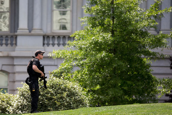 الشرطة الأمريكية تعتقل مطلق النار على البيت الأبيض (3)