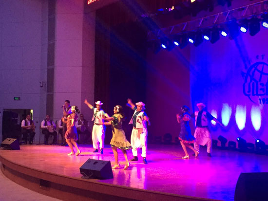 رقص بلدى بمسارح الجامعات الصينية (11)