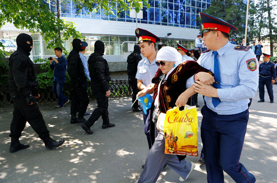  شرطة كازاخستان الشرطة-تعتقل-محتجين (1)