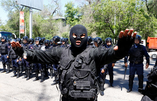  شرطة كازاخستان الشرطة-تعتقل-محتجين (11)