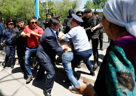  شرطة كازاخستان الشرطة-تعتقل-محتجين (12)