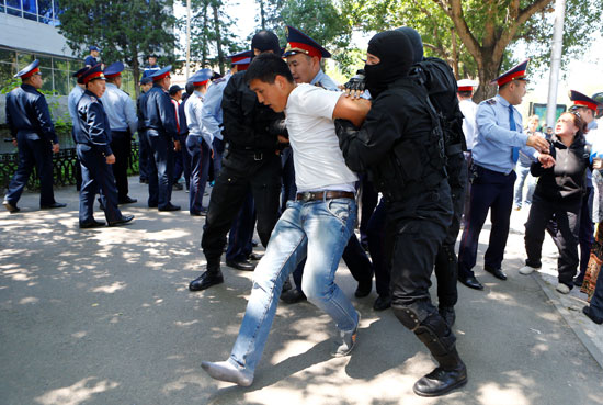  شرطة كازاخستان الشرطة-تعتقل-محتجين (3)