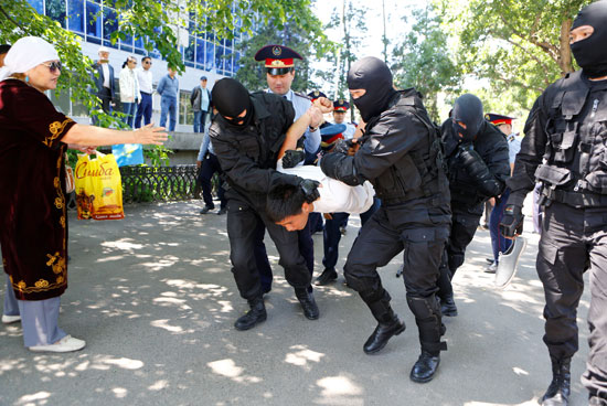  شرطة كازاخستان الشرطة-تعتقل-محتجين (4)