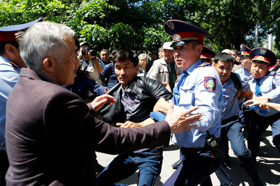  شرطة كازاخستان الشرطة-تعتقل-محتجين (5)