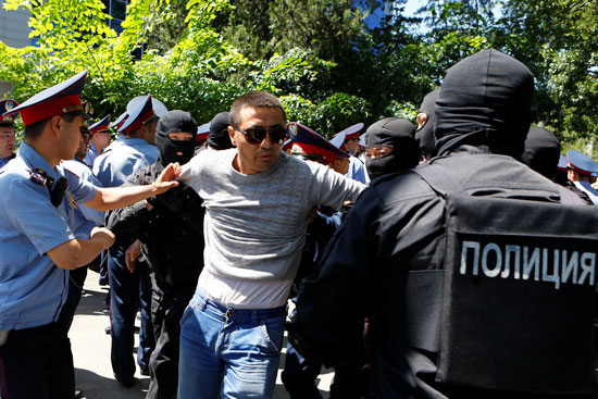  شرطة كازاخستان الشرطة-تعتقل-محتجين (6)