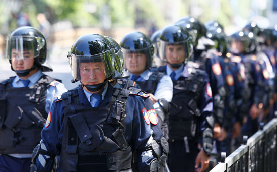  شرطة كازاخستان الشرطة-تعتقل-محتجين (7)