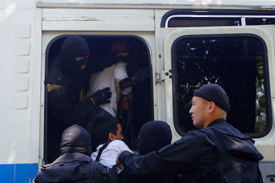  شرطة كازاخستان الشرطة-تعتقل-محتجين (8)
