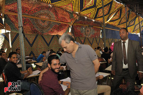 جابر نصار رئيس جامعة القاهرة يتفقد امتحانات طلاب كلية الحقوق بجامعة القاهرة (2)