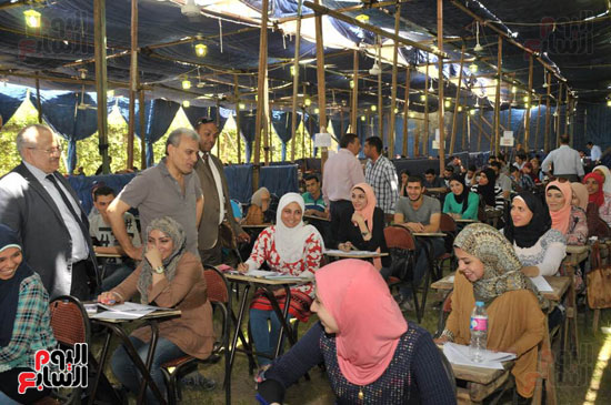 جابر نصار رئيس جامعة القاهرة يتفقد امتحانات طلاب كلية الحقوق بجامعة القاهرة (4)