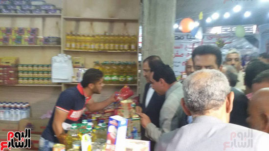 محافظ الغربية يفتتح معرض أسواق تحيا مصر بالمحلة (3)