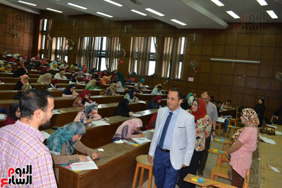 رئيس جامعة دمنهور يتفقد أعمال امتحانات بالكليات  (3)